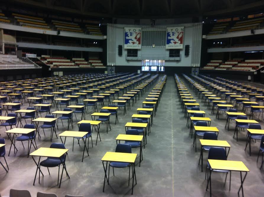 Location de chaises et de tables.